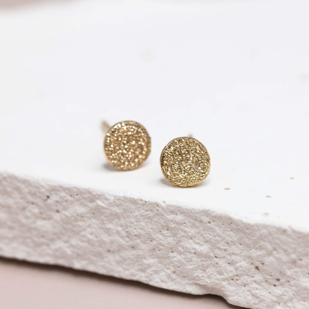 Puces d'oreilles originales et brillantes en or rose 18 carats Fairmined. Joaillerie éthique et artisanale