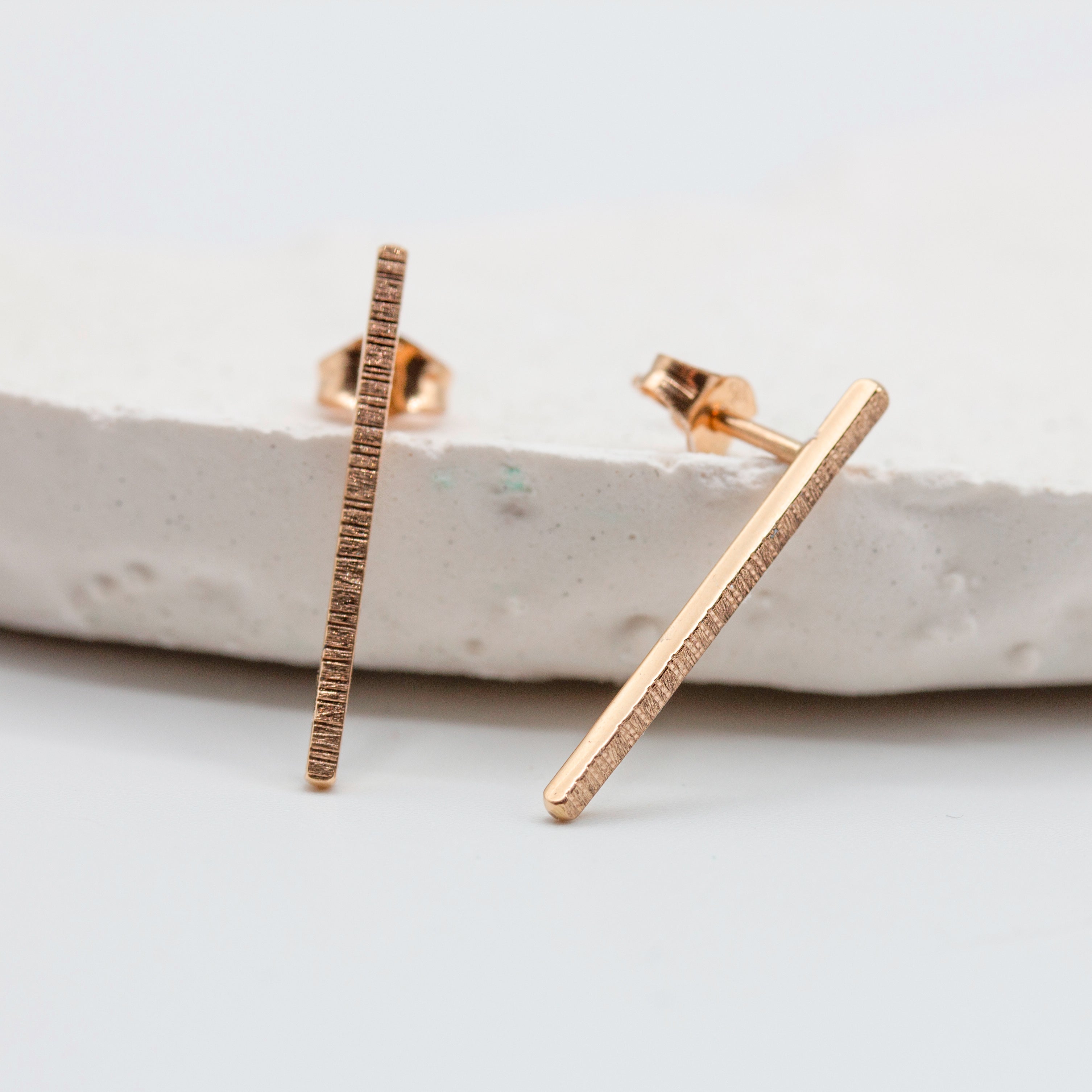 Boucles d'oreille barre texturée en or 18 carats éthique Fairmined en réduction - Bijou fabriqué artisanalement à Paris - Paulette à Bicyclette joaillier éthique 