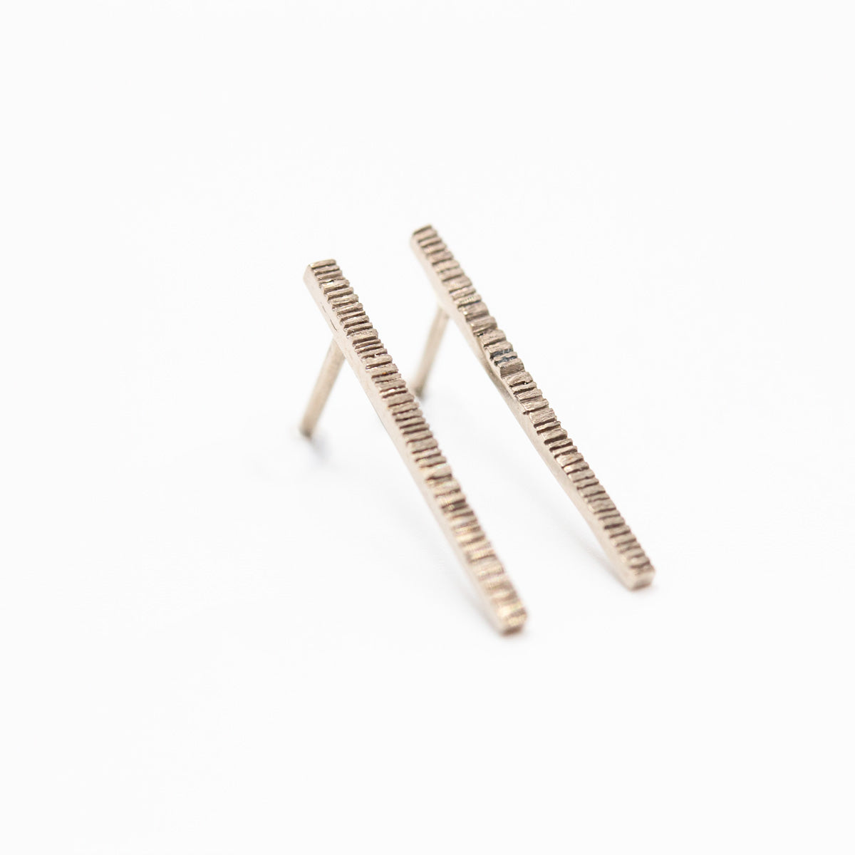 Boucles d'oreille barre texturée en or gris 18 carats éthique Fairmined en réduction - Joaillerie éthique et artisanale à Paris et Lyon Paulette à Bicyclette à 