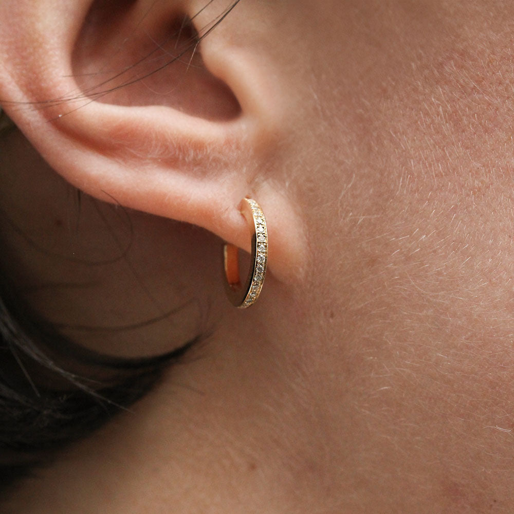 Paire de boucles d'oreille pavées en or rose-champagne recyclé, joaillerie éthique fabriquée artisanalement à Paris