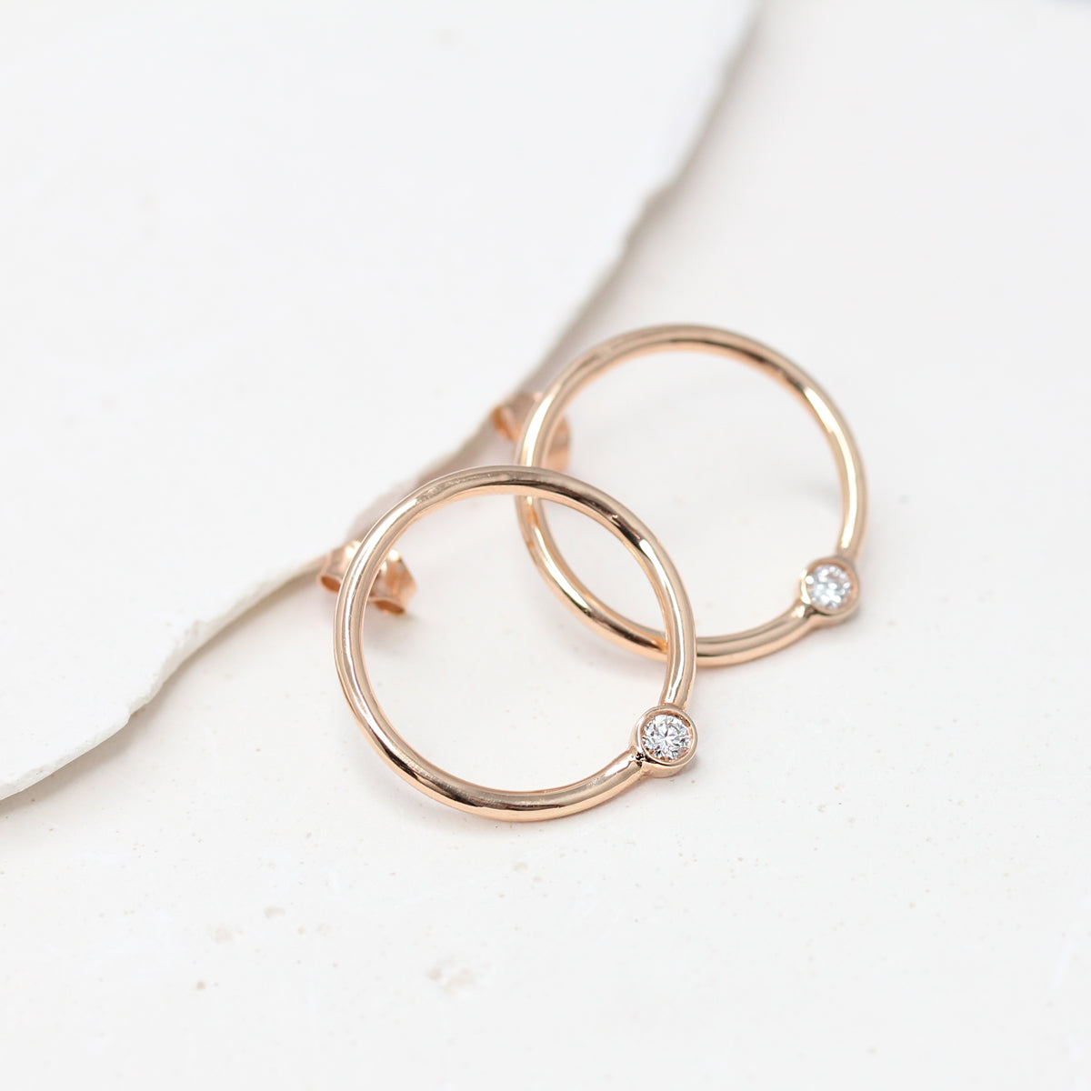 Boucles d’oreilles rondes en or jaune Fairmined 750/1000, qui se déposent délicatement sur le lobe, serties d’un diamant.
