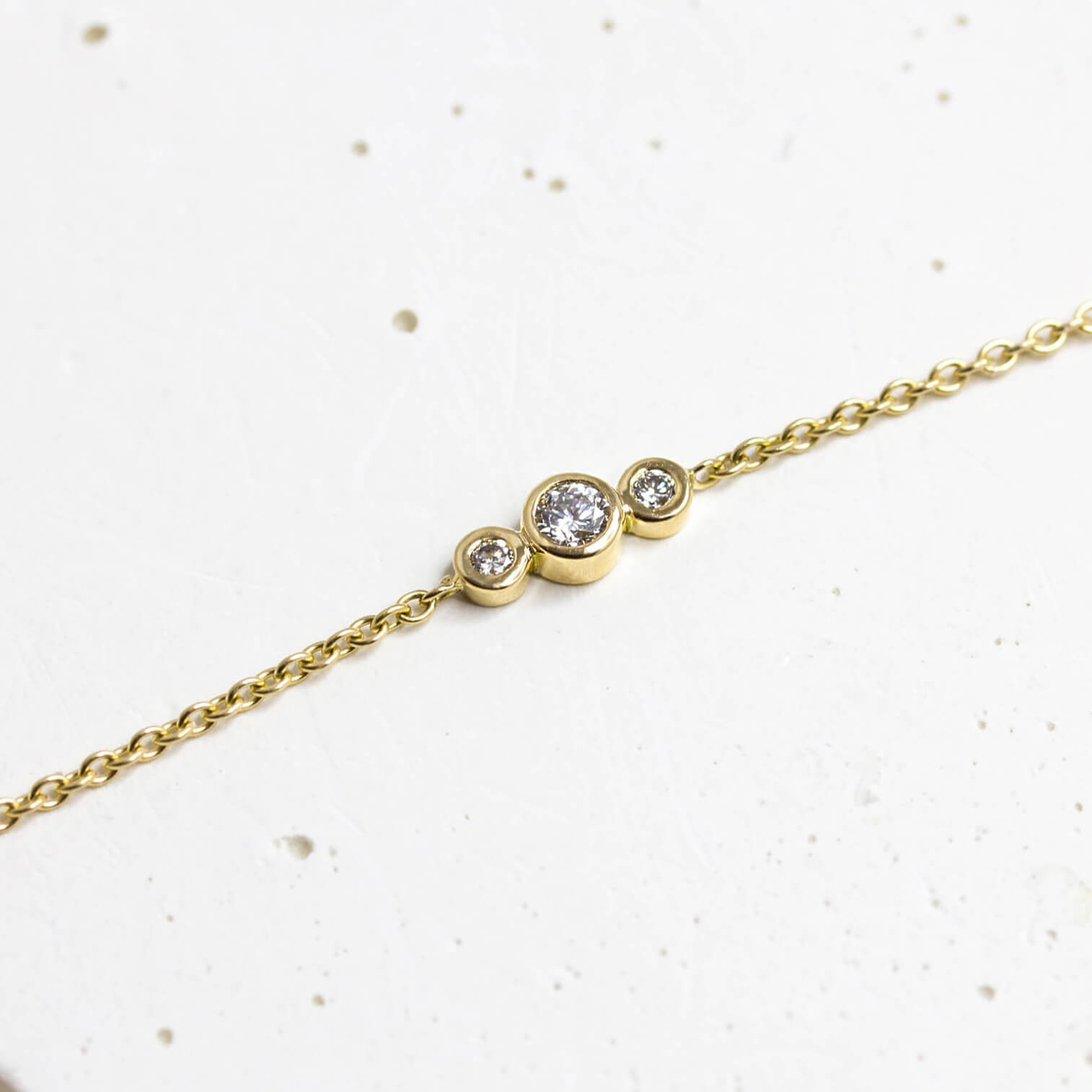 Bracelet en or jaune et diamants éthique et original.