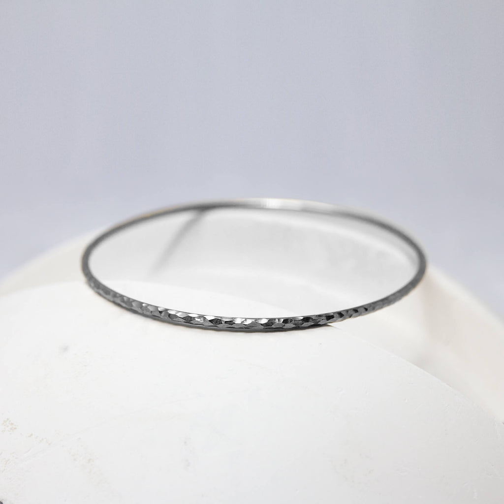 Bracelet jonc en or gris palladié équitable Fairmined, réalisé à Paris dans notre atelier de joaillerie.