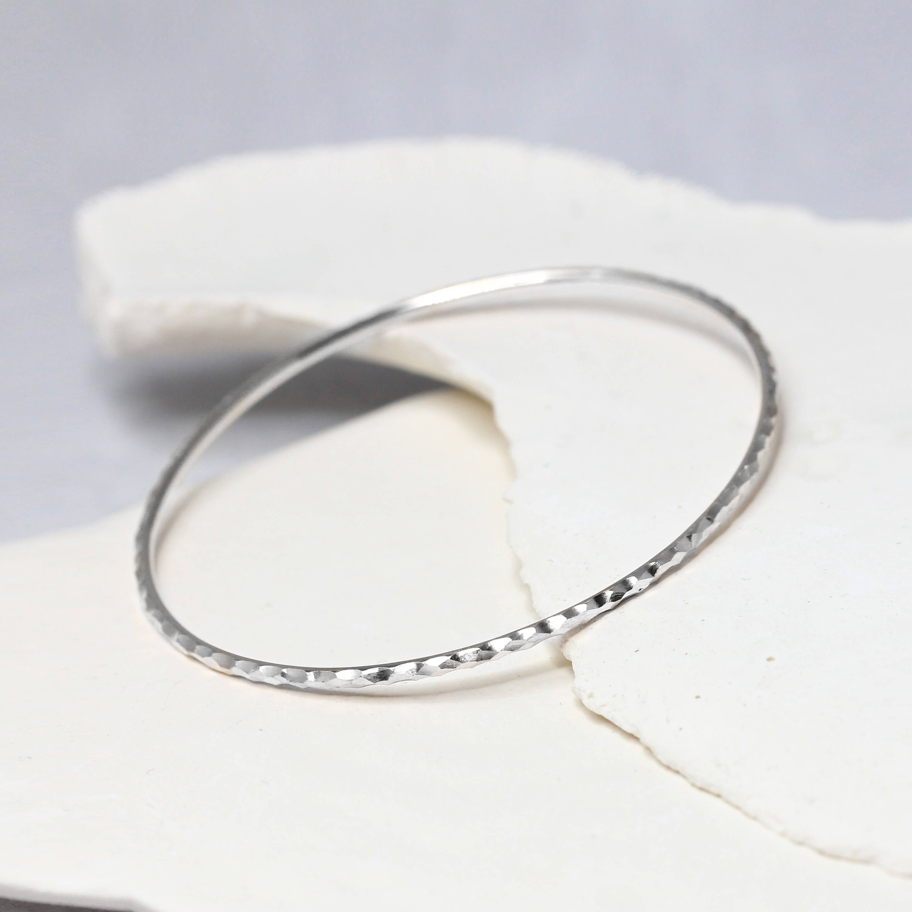 Jonc martelé en or blanc 18 carats Fairmined, réalisé à Paris dans notre atelier de joaillerie.