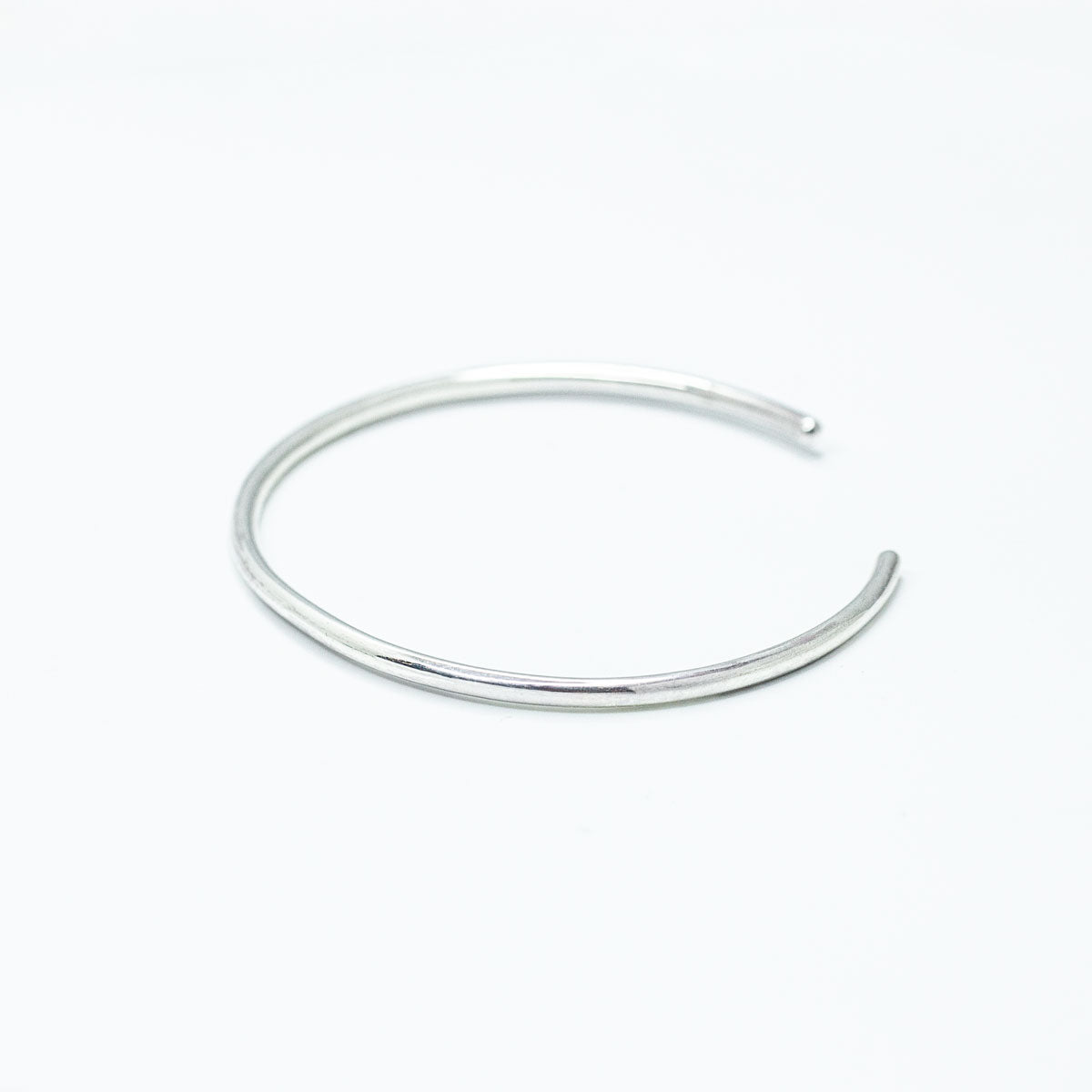 Jonc ouvert en argent 925/1000 certifié RJC fait à la main dans notre atelier par nos joailliers. Joaillerie éthique et  fabrication artisanale. Cadeau bijou à offrir
