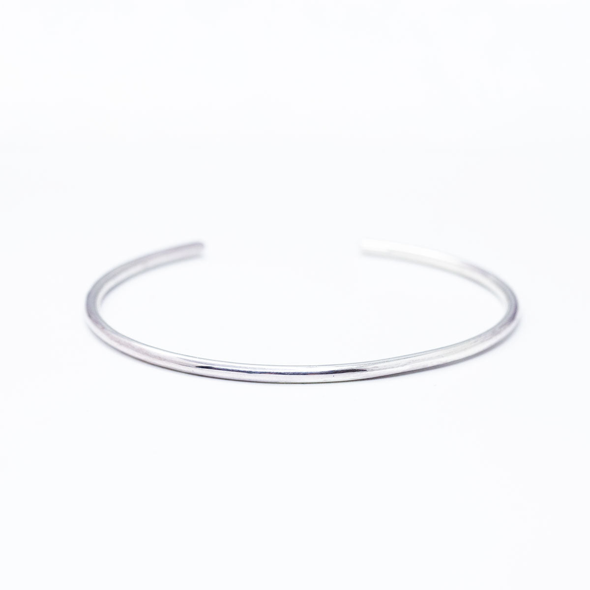 Jonc ouvert en argent 925/1000 certifié RJC fait à la main dans notre atelier par nos joailliers. Joaillerie éthique et  fabrication artisanale. Cadeau bijou à offrir