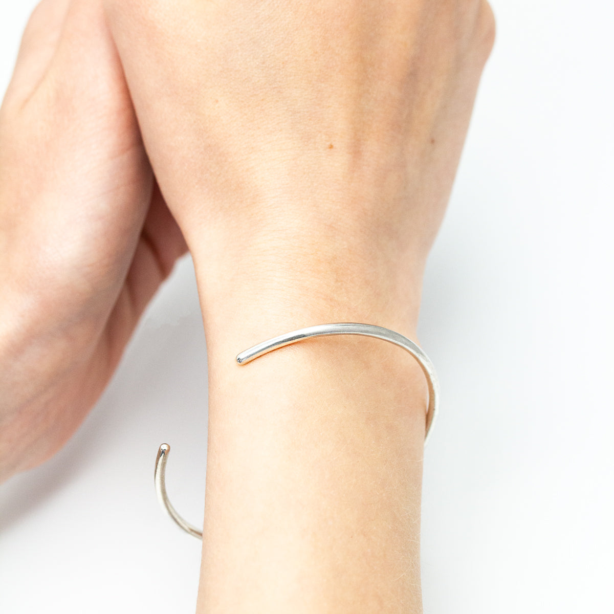 Jonc ouvert en argent 925/1000 certifié RJC fait à la main dans notre atelier par nos joailliers. Joaillerie éthique et  fabrication artisanale. Cadeau bijou à offrir