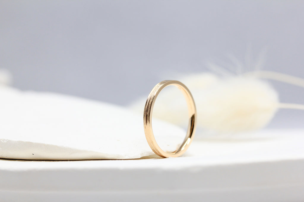Alliance de mariage en or éthique Fairmined. Bijou artisanale réalisée à la main dans notre atelier de joaillerie à Paris