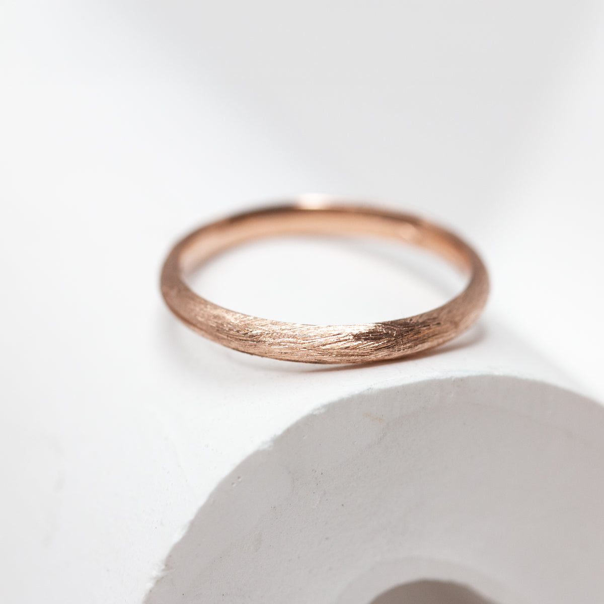 Alliance fine femme texturée en or rouge 18 carats Fairmined, finition brossée, façonnée artisanalement dans notre atelier à Paris.