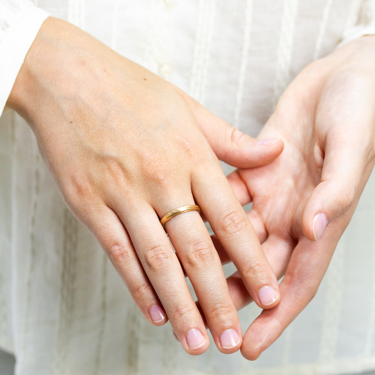 Alliance Casildée fine bombée pour homme et femme, texture brossée à la main dans notre atelier parisien | Joaillerie éthique française