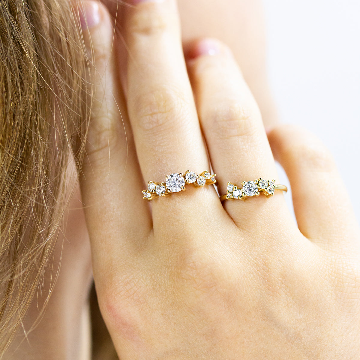 Céleste XL bague de fiançailles asymétrique femme à personnaliser en or 18 carats et diamant de synthèse ou saphirs bleu-vert
Atelier joaillier éthique Paris Lyon