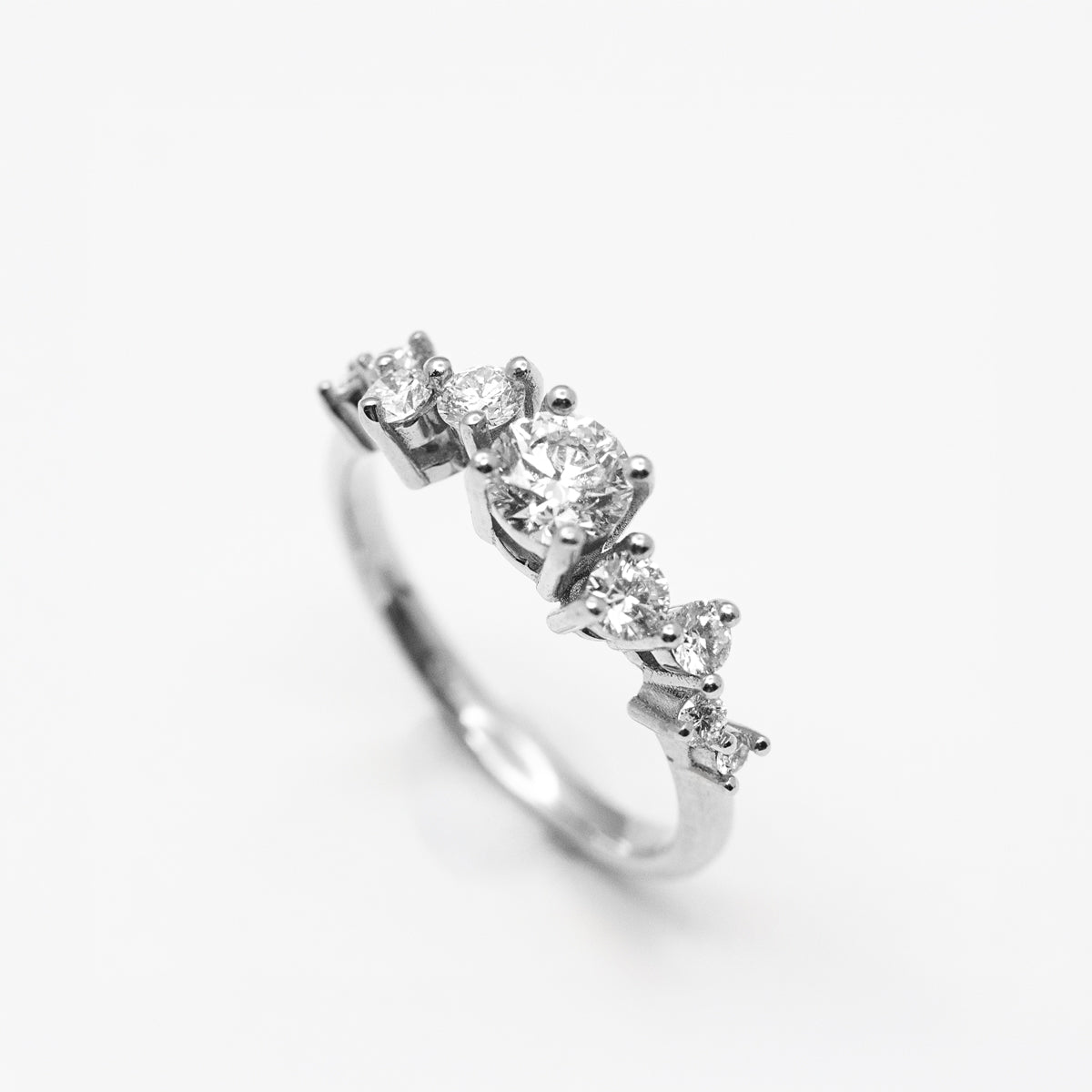 Céleste XL bague de fiançailles femme originale à personnaliser en or blanc 18 carats et diamants de synthèse ou saphirs bleu-vert
Atelier joaillier éthique Paris Lyon