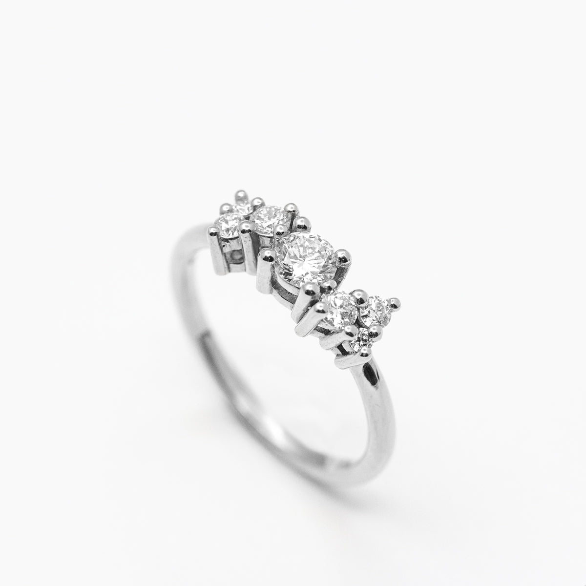 Bague de fiançailles épaulée pour femme en or blanc  18 carats ornée de diamants de synthèse à personnaliser. Joaillerie responsable et fabrication artisanale
