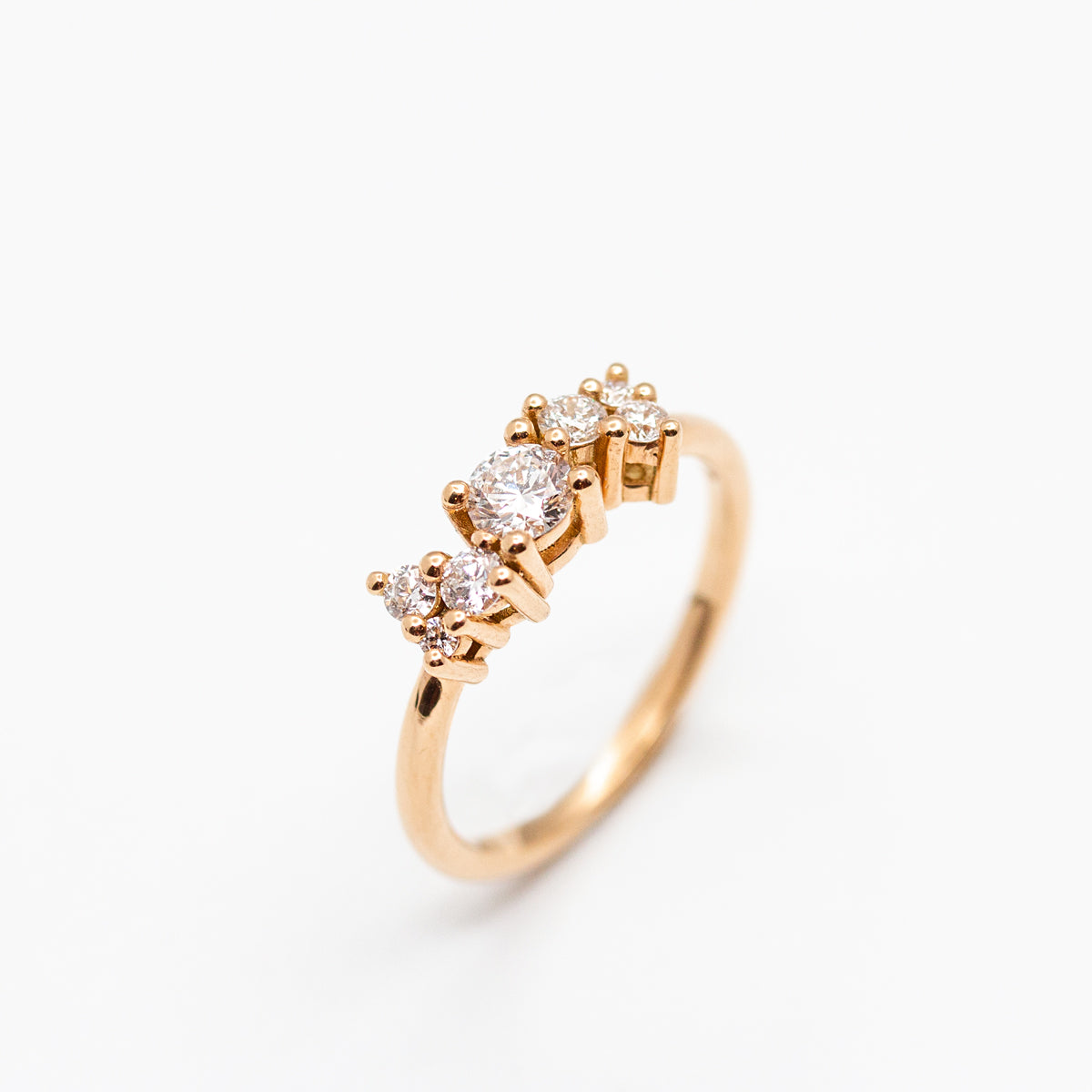 Bague de fiançailles éthique pour femme en or  rouge 18 carats ornée de diamants de synthèse. Joaillerie responsable fabrication artisanale