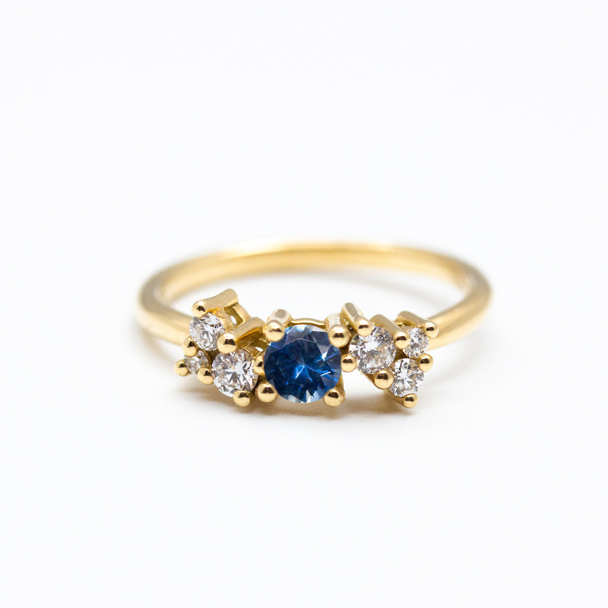 Bague de fiançailles Céleste, saphir Dark Blue Fair Trade et diamants de sythèse en or 18 carats recyclé et Fairmined à personnaliser
Création sur-mesure et fabrication artisanale