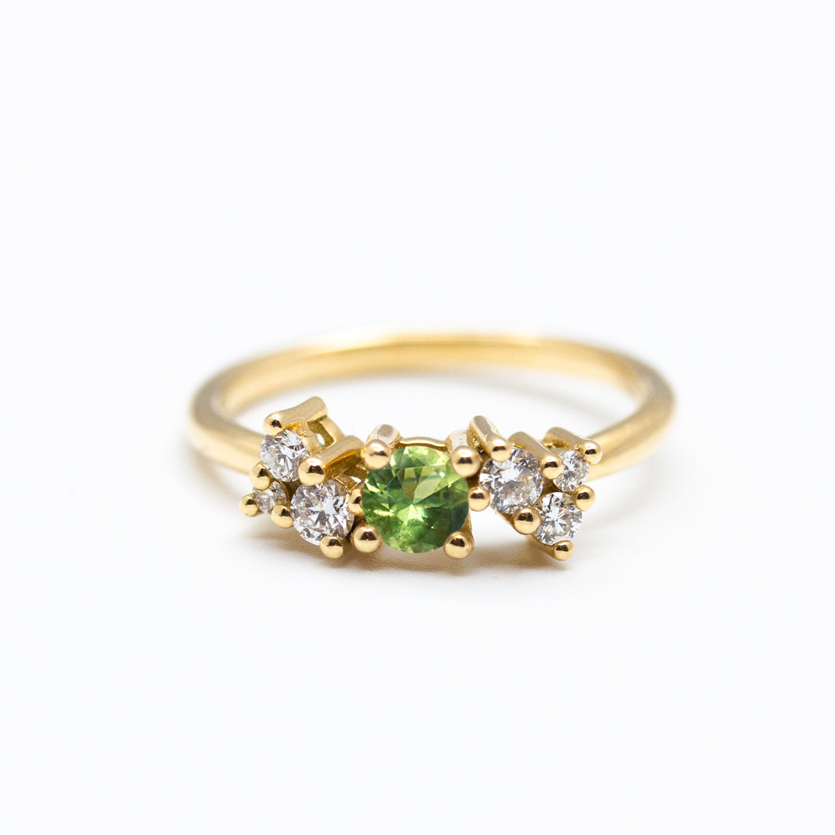Bague de fiançailles Céleste, saphir Medium Green Fair Trade et diamants de sythèse en or 18 carats recyclé et Fairmined à personnaliser
Création sur-mesure et fabrication artisanale