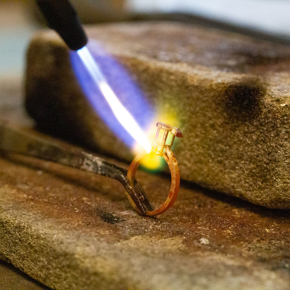 Le chalumeau est un outil permettant de faire fondre le métal afin de le façonner.