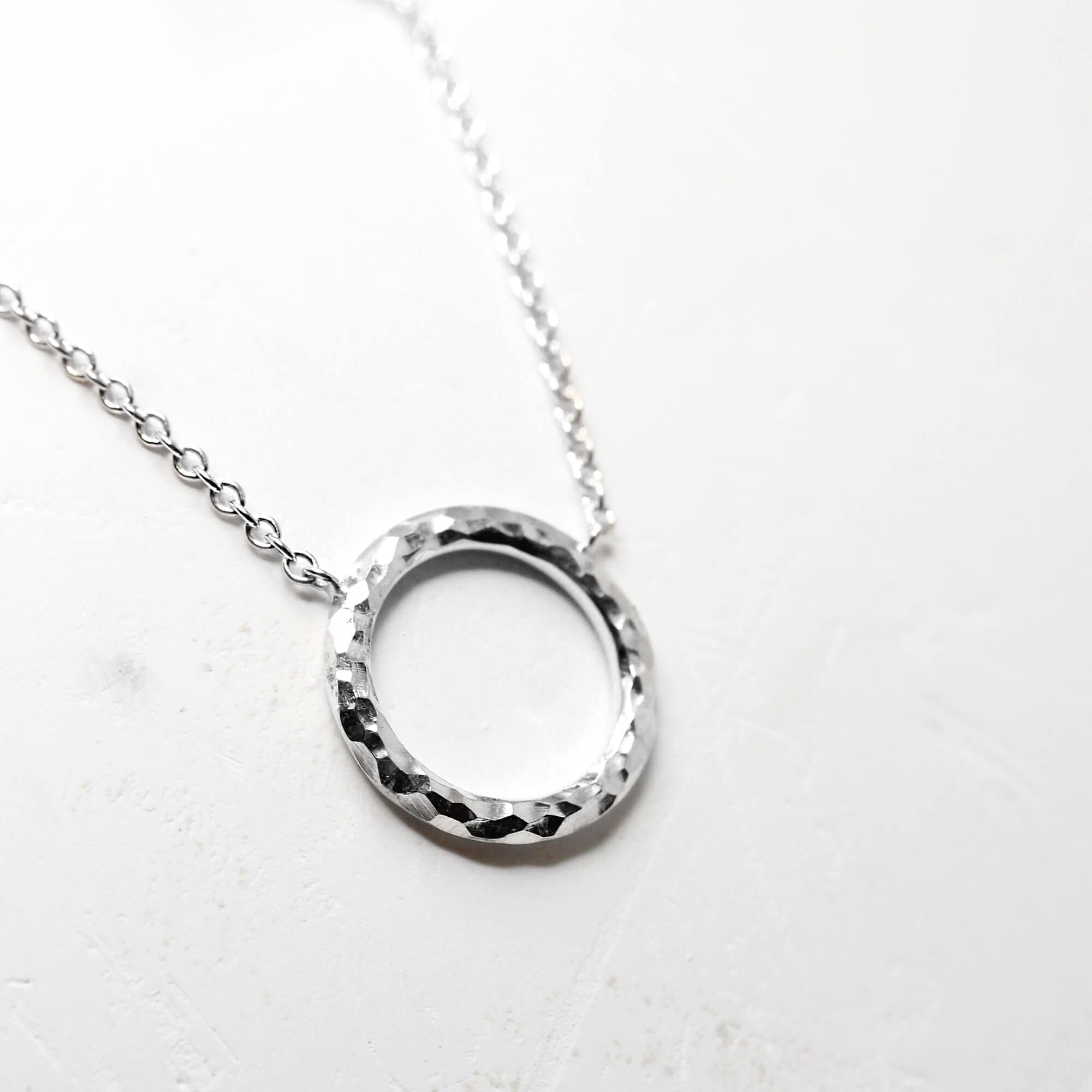 Collier en or blanc martelé certifié Fairmined. Fabrication artisanale dans notre atelier de joaillerie à Paris.