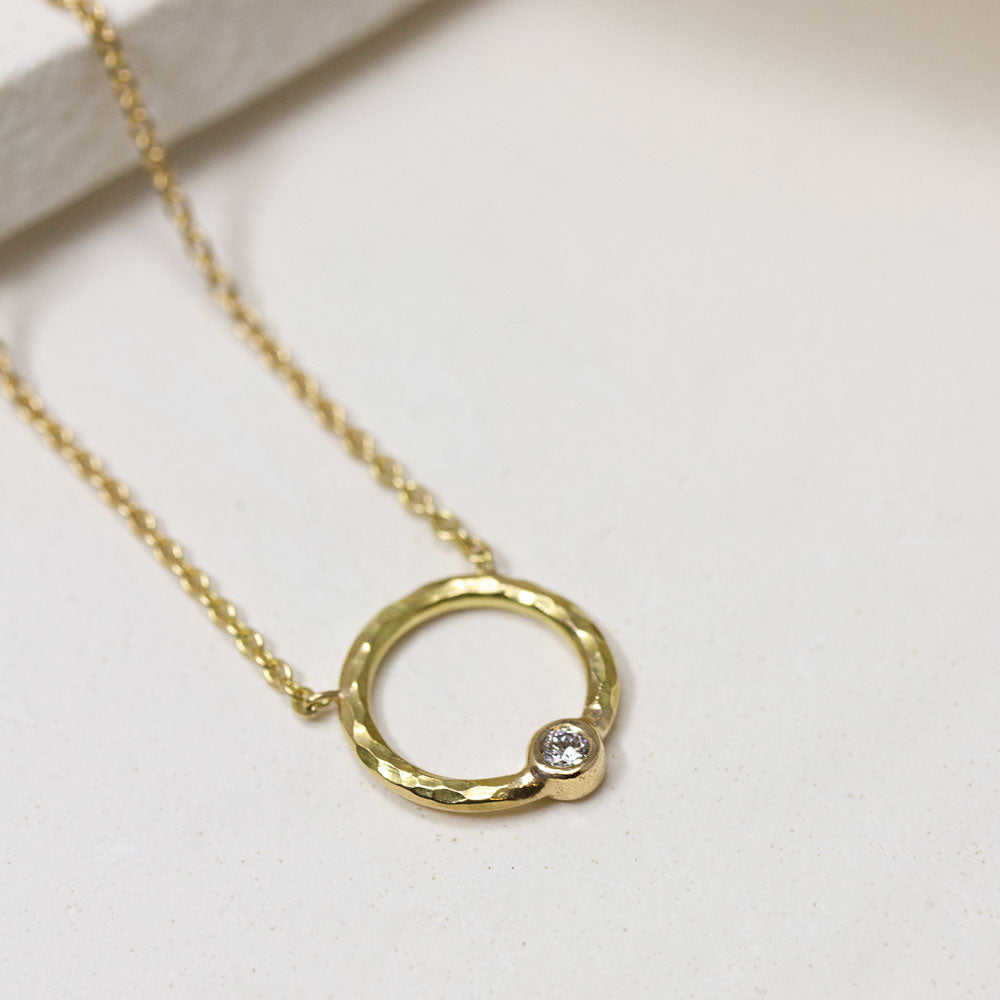 Collier cercle en or jaune Fairmined.