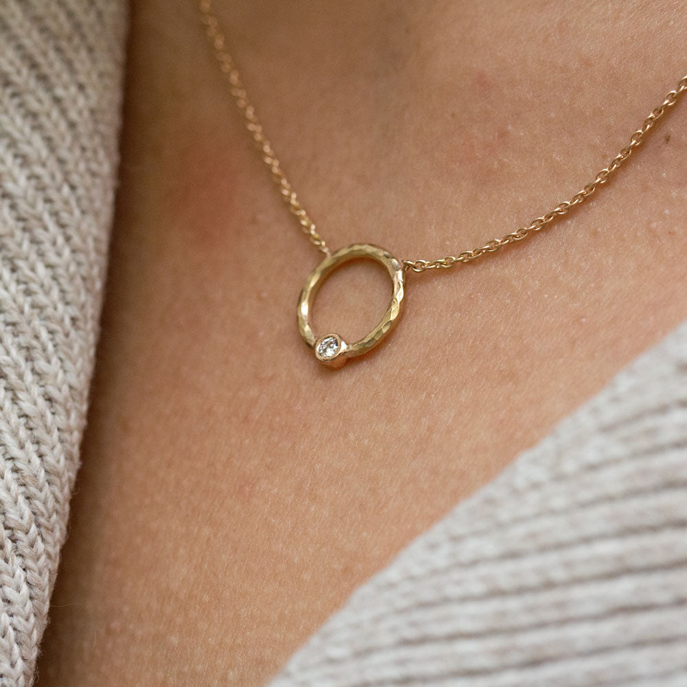 Collier petit cercle en or éthique made in Paris.