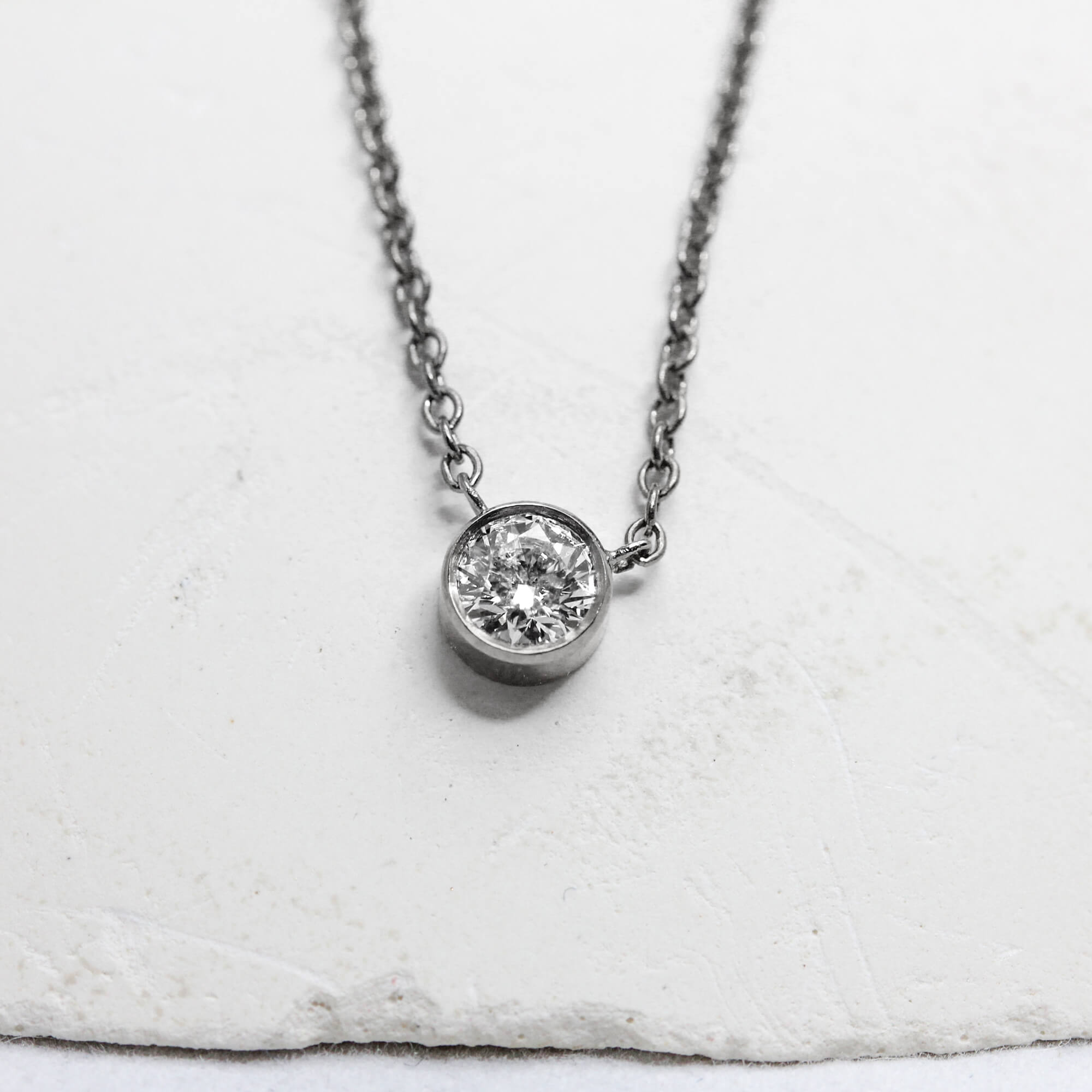 Collier en or gris palladié orné d'un diamant de synthèse éthique et éco-responsable