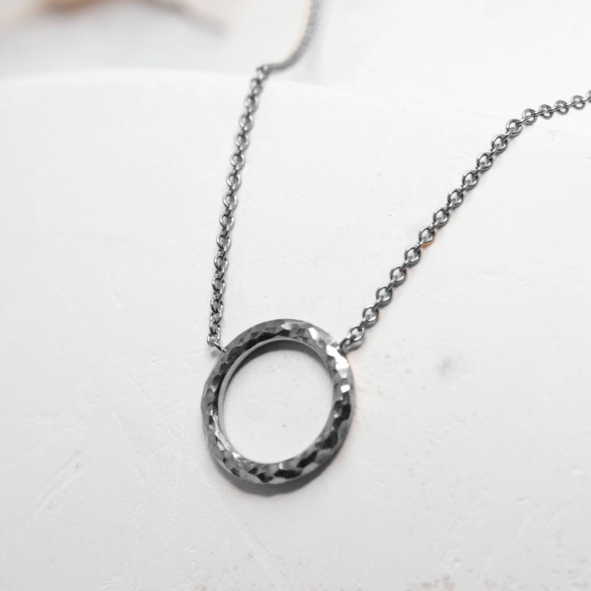 Collier en or martelé éco-responsable. Or Fairmined et fabrication artisanale à Paris.