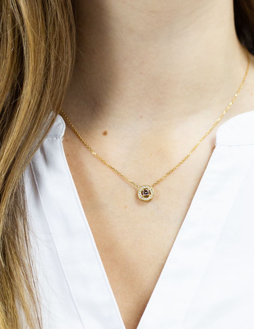 Collier en or serti entourage avec pierre centrale, création originale joaillière atelier parisien, Paris Lyon