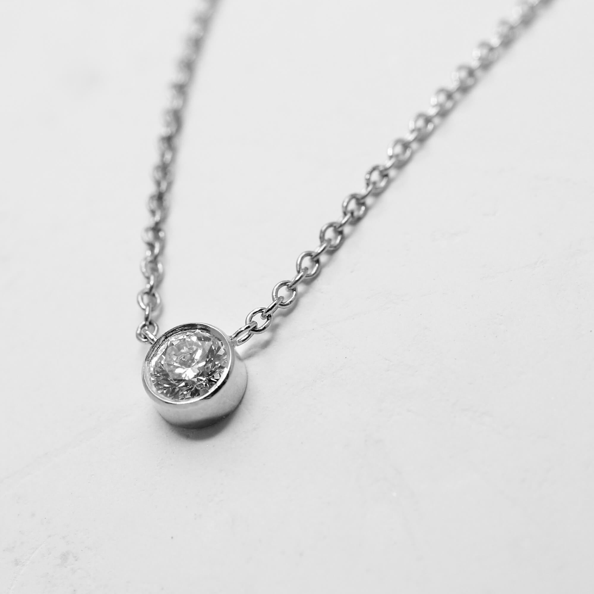 Collier en or blanc éthique et équitable Fairmined orné d'un diamant de synthèse certifié.