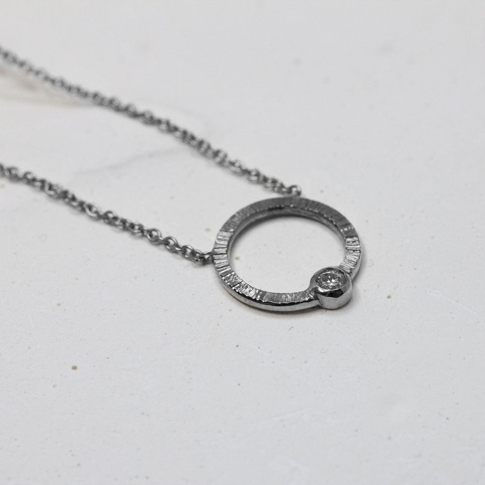 Collier en or gris palladié réalisé à Paris dans un atelier de joaillerie artisanale.