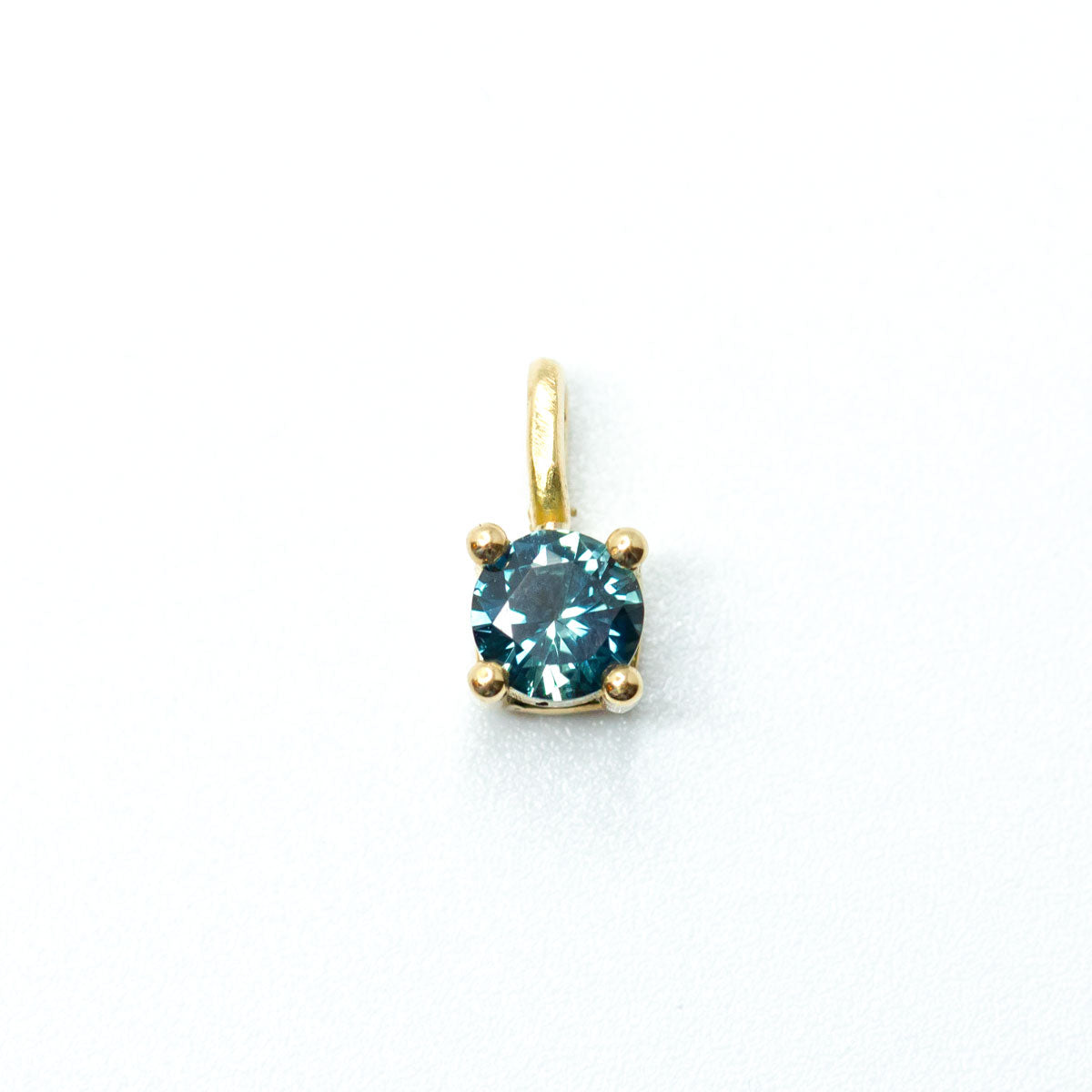 Pendentif en or jaune éthique 18 carats Fairmined serti d'un saphir d'Auvergne bleu intense fabriqué à la main dans notre atelier de joaillerie