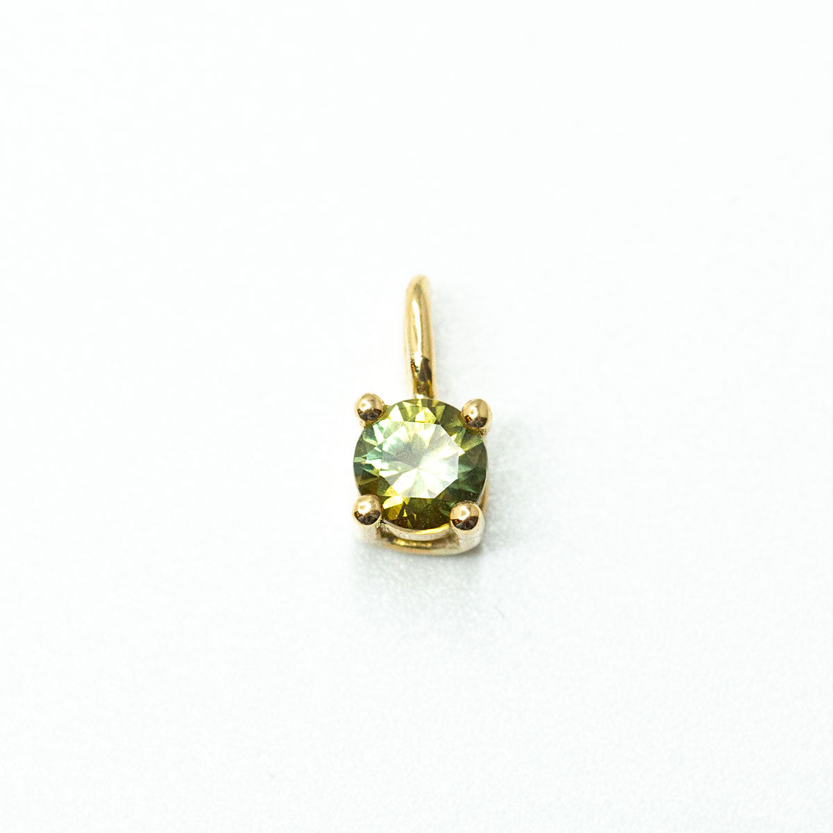 Pendentif en or jaune éthique 18 carats Fairmined serti d'un saphir kaléidoscope bleu-vert fabriqué à la main dans notre atelier de joaillerie