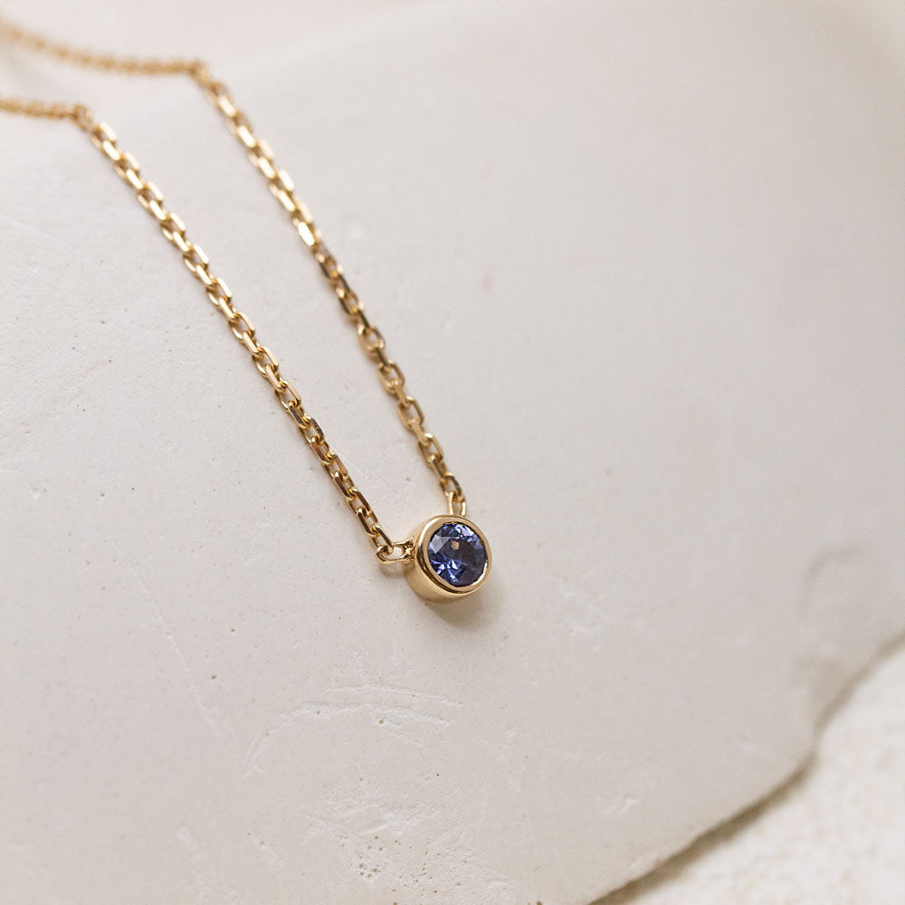 Collier orné d'un saphir bleu en or Fairmined 18 carats.