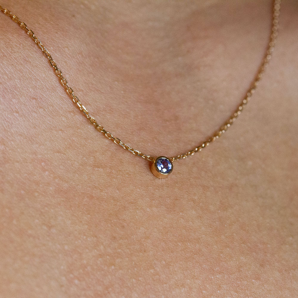 Collier orné d'un saphir bleu réalisé dans un atelier de joaillerie artisanale dans le 11ème arrondissement de Paris.