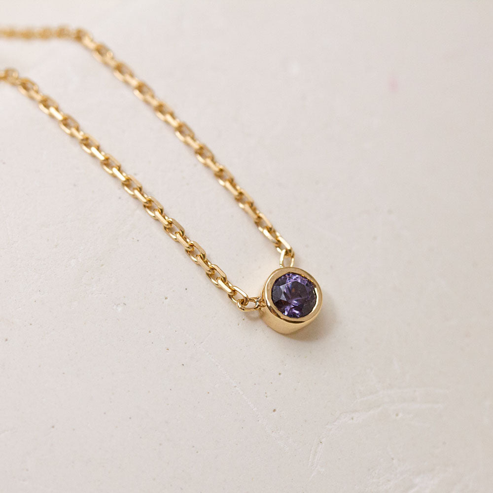 Collier Solférine serti d'un spinelle violet fascinant et en or rose-champagne.