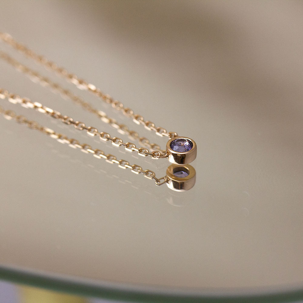 Collier orné d'un spinelle violet en or rose-champagne éthique.