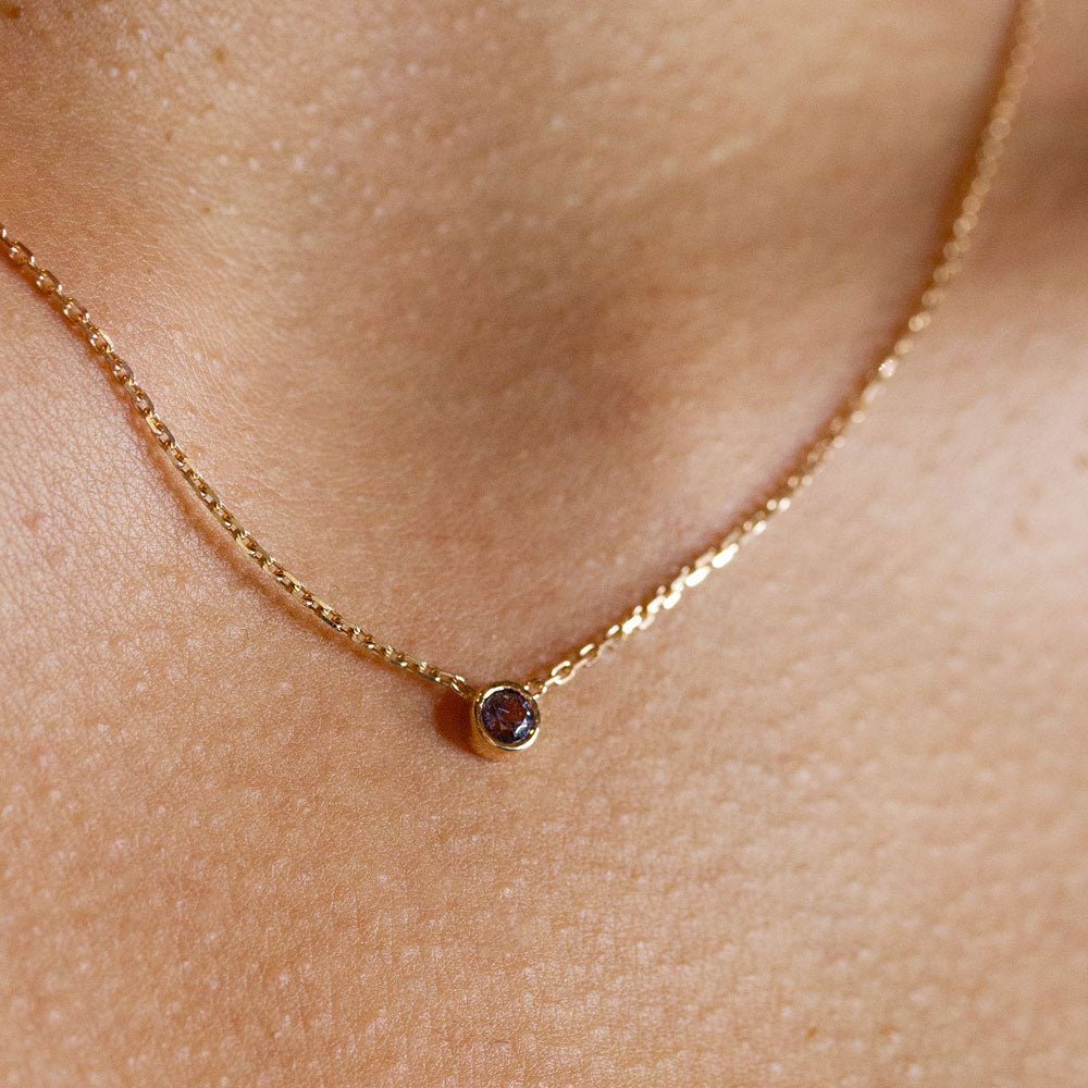 Collier orné d'un spinelle violet magnifique monté sur une chaîne en or 18 carats Fairmined.