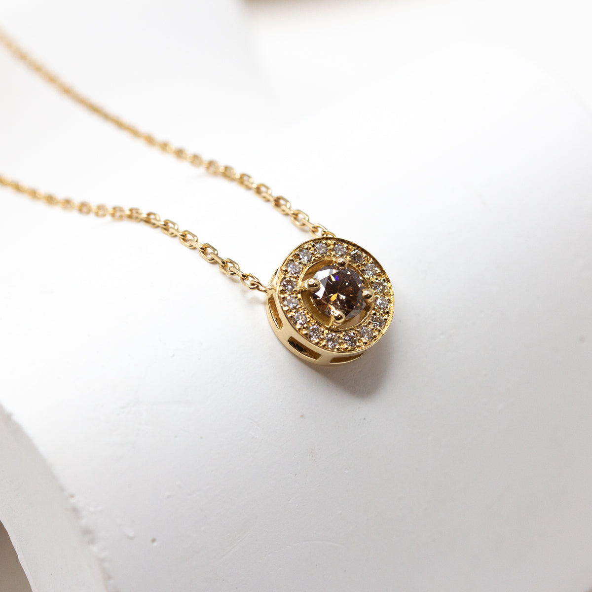 Collier entourage Art Déco serti d'un diamant Fancy Brown et de 16 diamants de synthèse, réalisé en or jaune éthique Fairmined dans notre atelier de joaillerie parisien