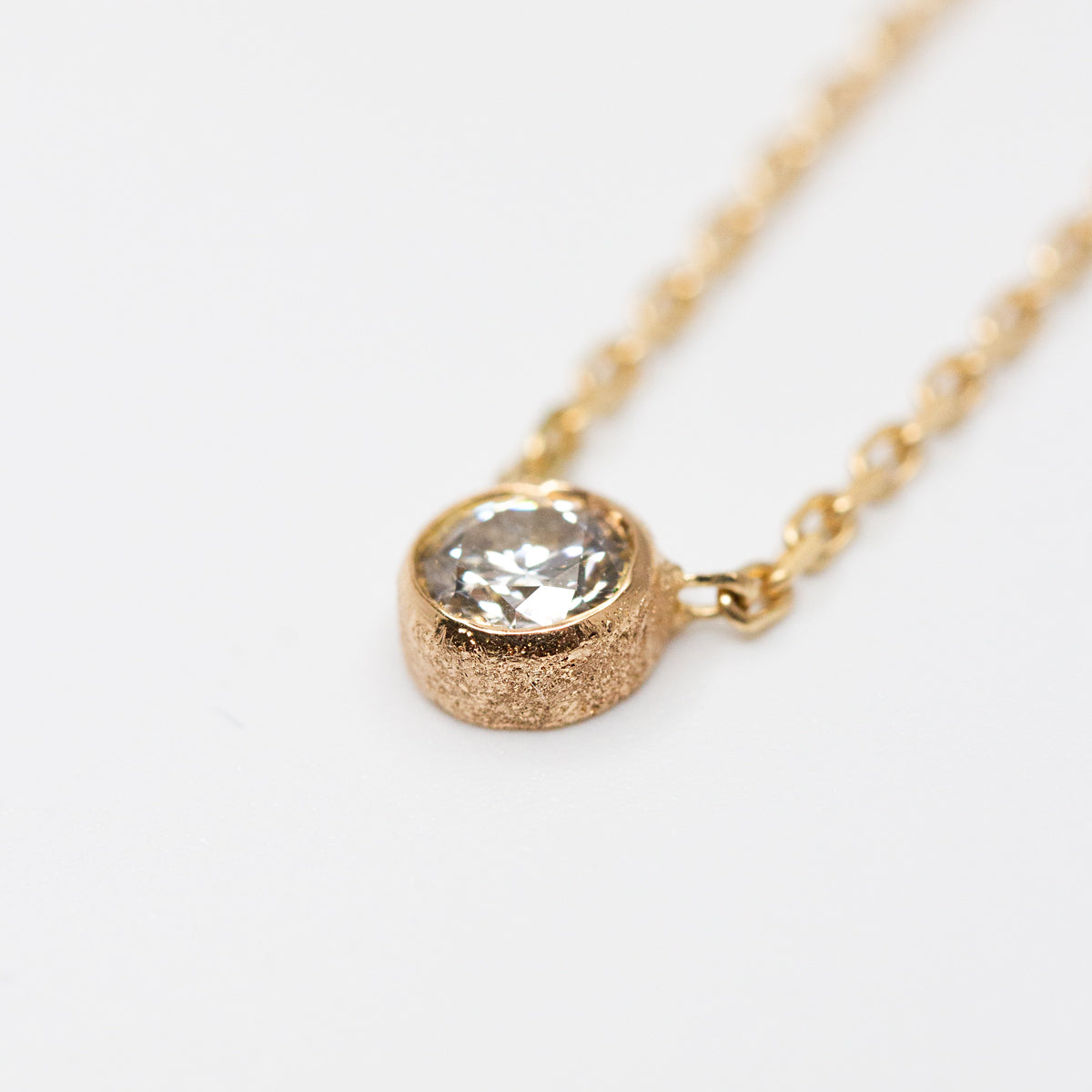 Collier Solférine en diamant et or éthique texturé 18 carats | Joaillerie artisanale française