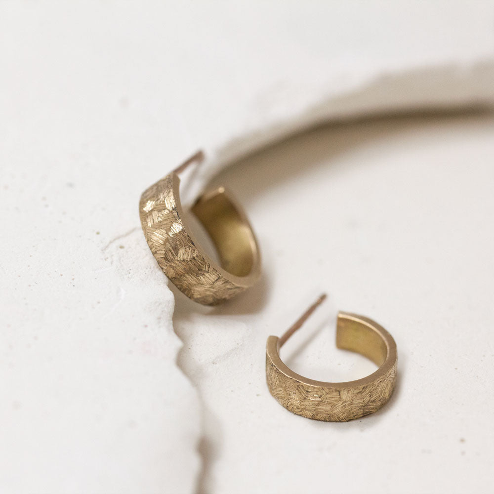 Mini créoles en or rose-champagne.