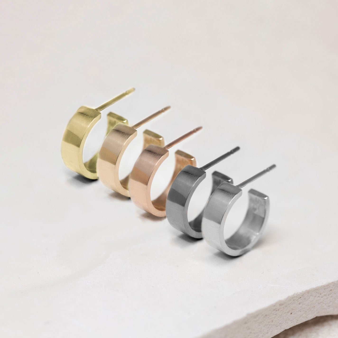 Créoles en or éthique, réalisées dans un atelier de joaillerie.