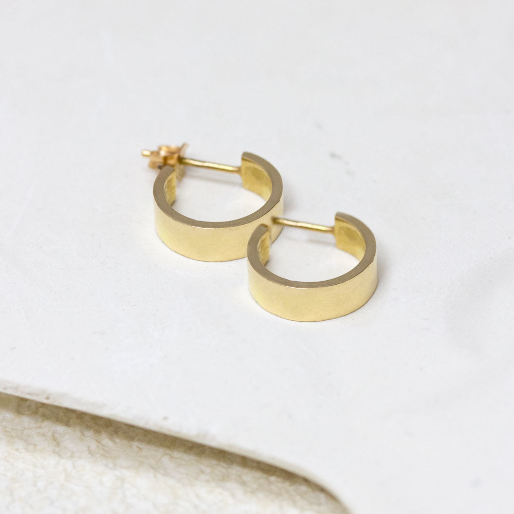 Créoles en or jaune éthique réalisées dans un atelier de joaillerie artisanale.