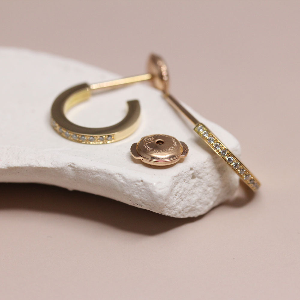 Créoles éthiques ornées de diamants de synthèse.