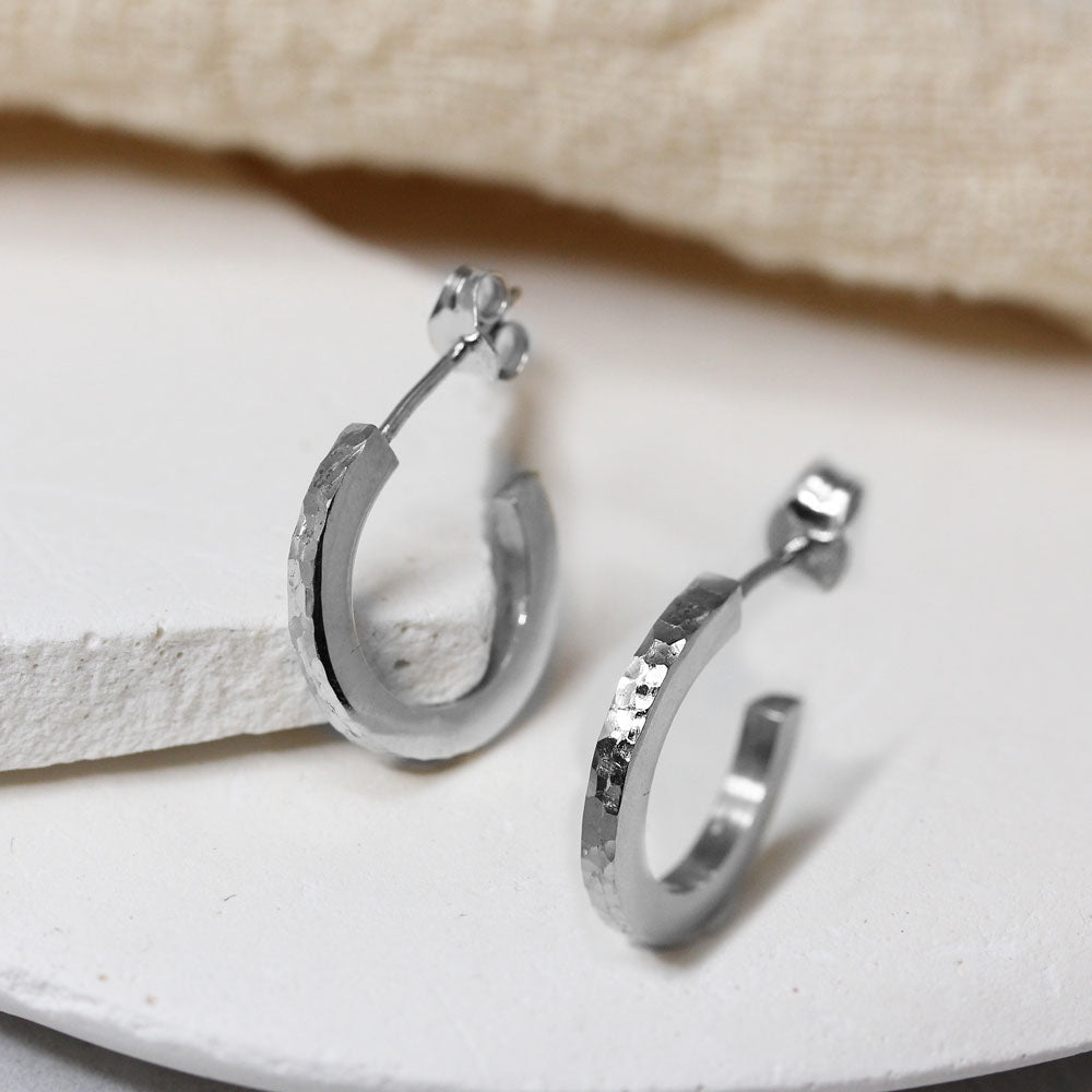 Créoles éthiques en or blanc labellisé Fairmined.