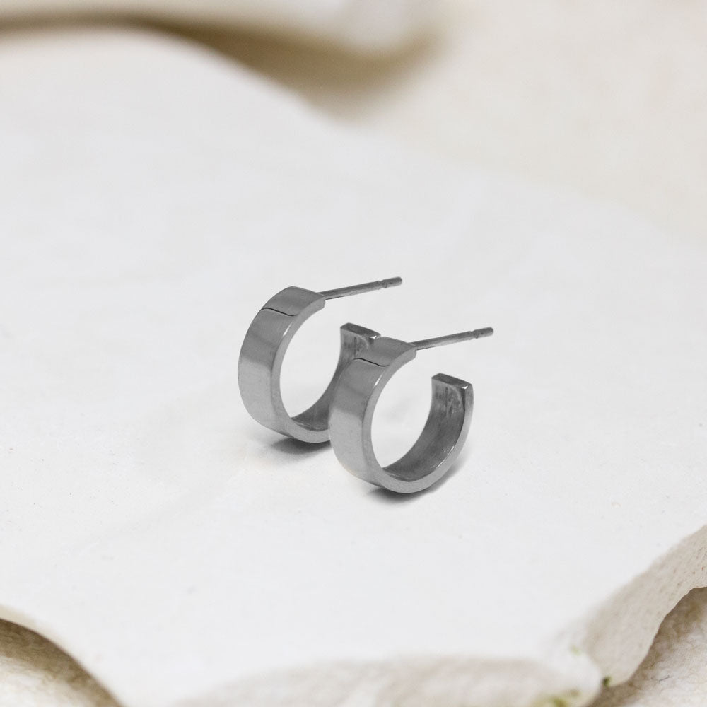 Boucles d'oreille en or gris Palladié responsable, réalisées dans un atelier de joaillerie.