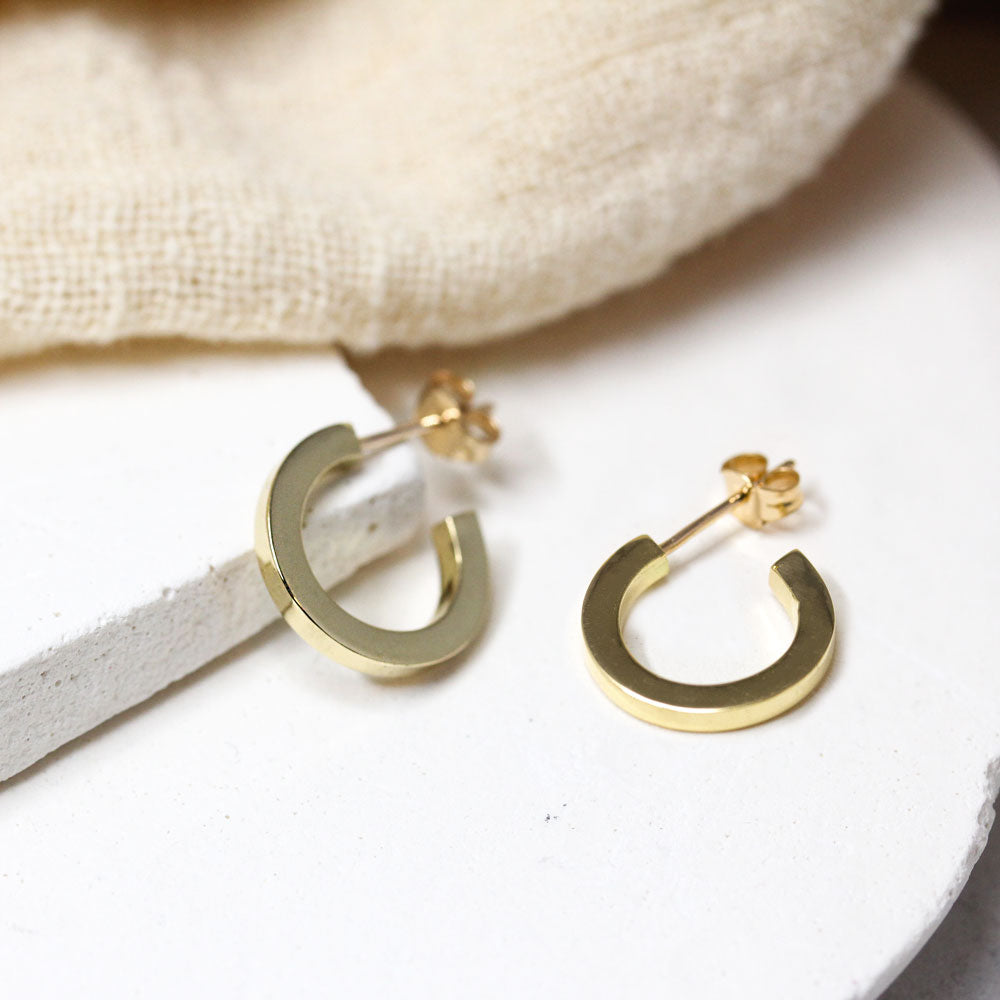 Créoles en or jaune 18 carats Fairmined, atelier de joaillerie parisien.