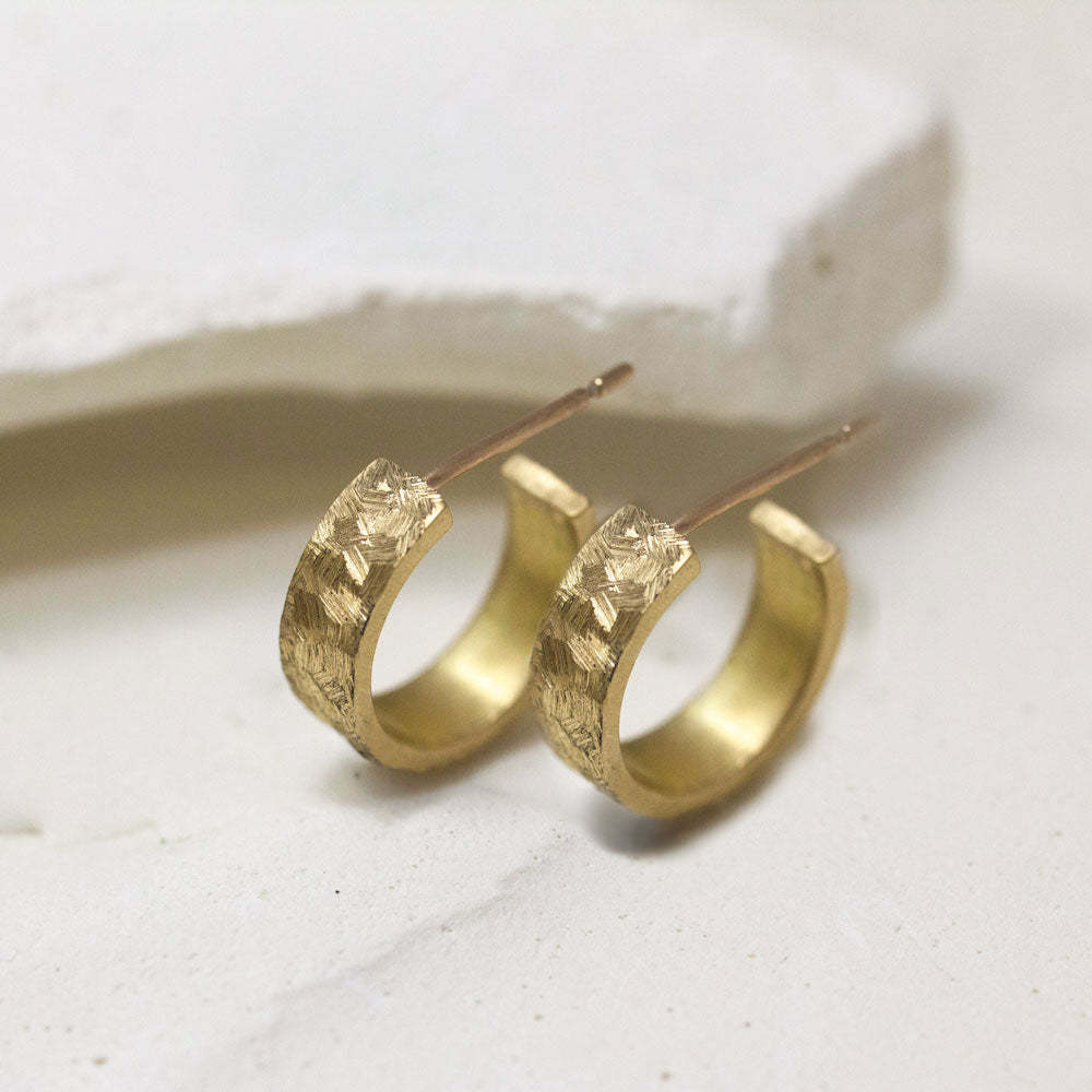 Créoles originales texturées, réalisées dans un atelier de joaillerie.