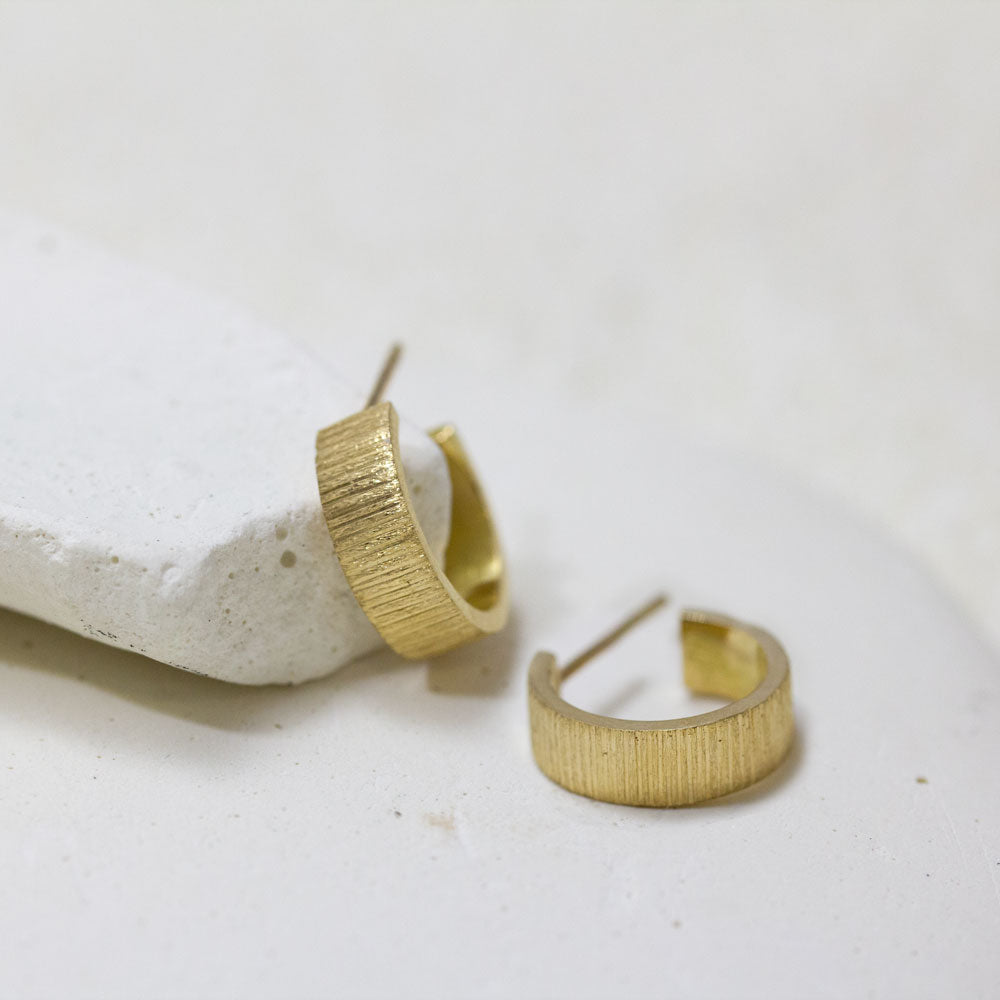 Créoles avec texture Isandre en or Fairmined.