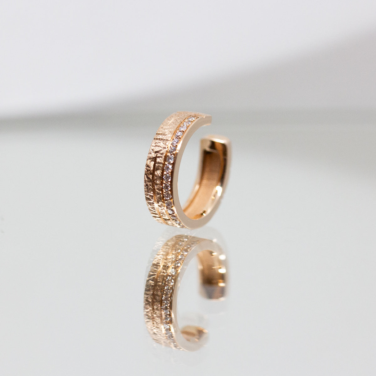 Bague d'oreille réalisée en or rose -champagne 18 carats Fairmined, ornée d'une rangée de diamants.