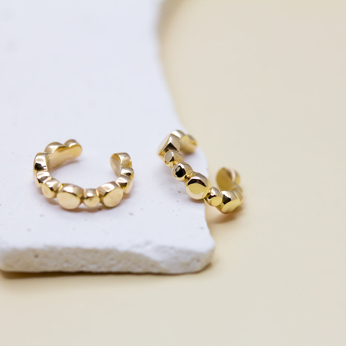 Bague d'oreille originale petits ronds Pépite en or jaune 18 carats lisse,  made in Paris dans notre atelier de joaillerie 