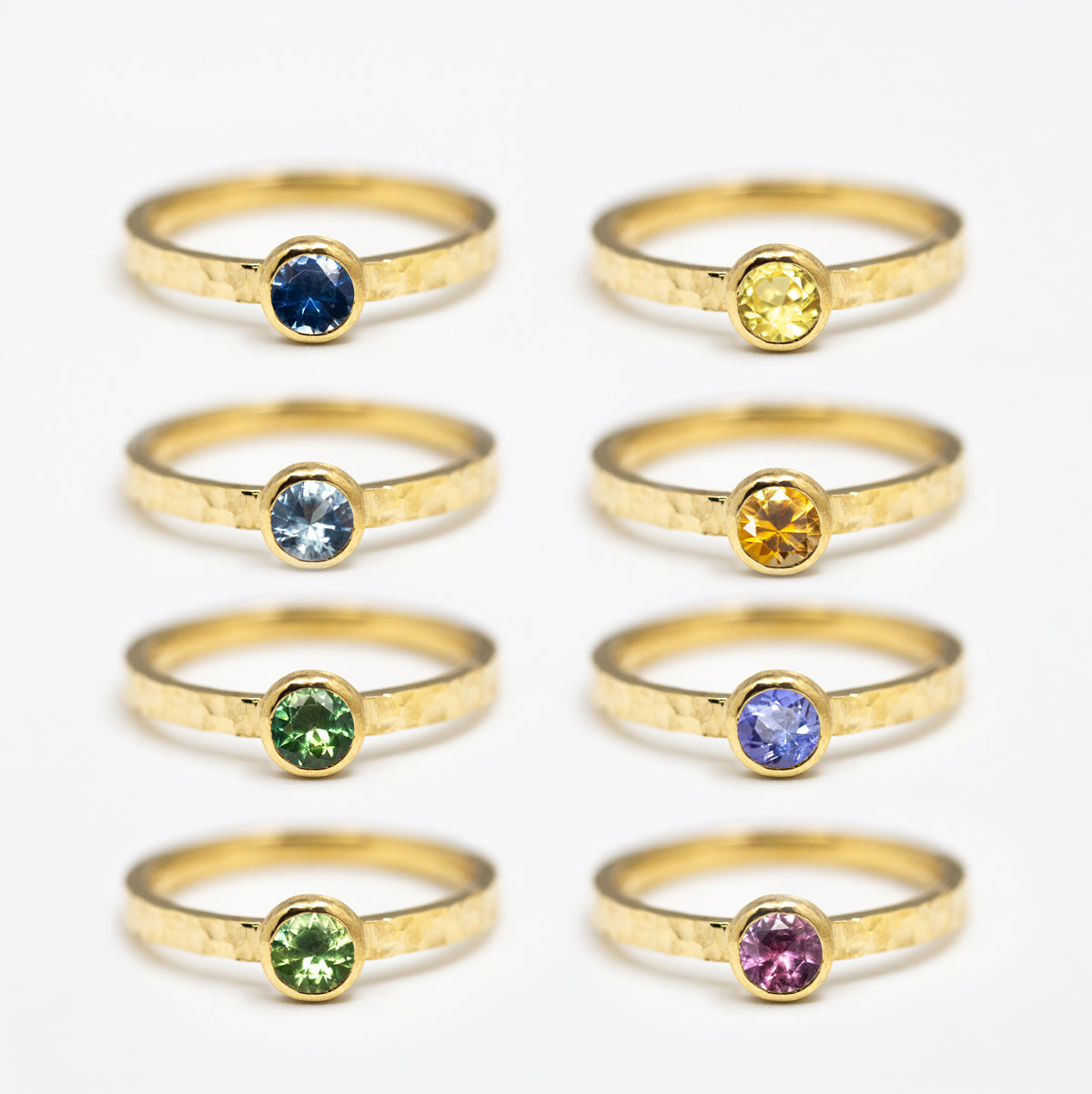 Solitaire éthique saphir Fair Trade et or 750/1000 recyclé à personnaliser. Bague de fiançailles pour femme réalisée artisanalement à Paris et Lyon